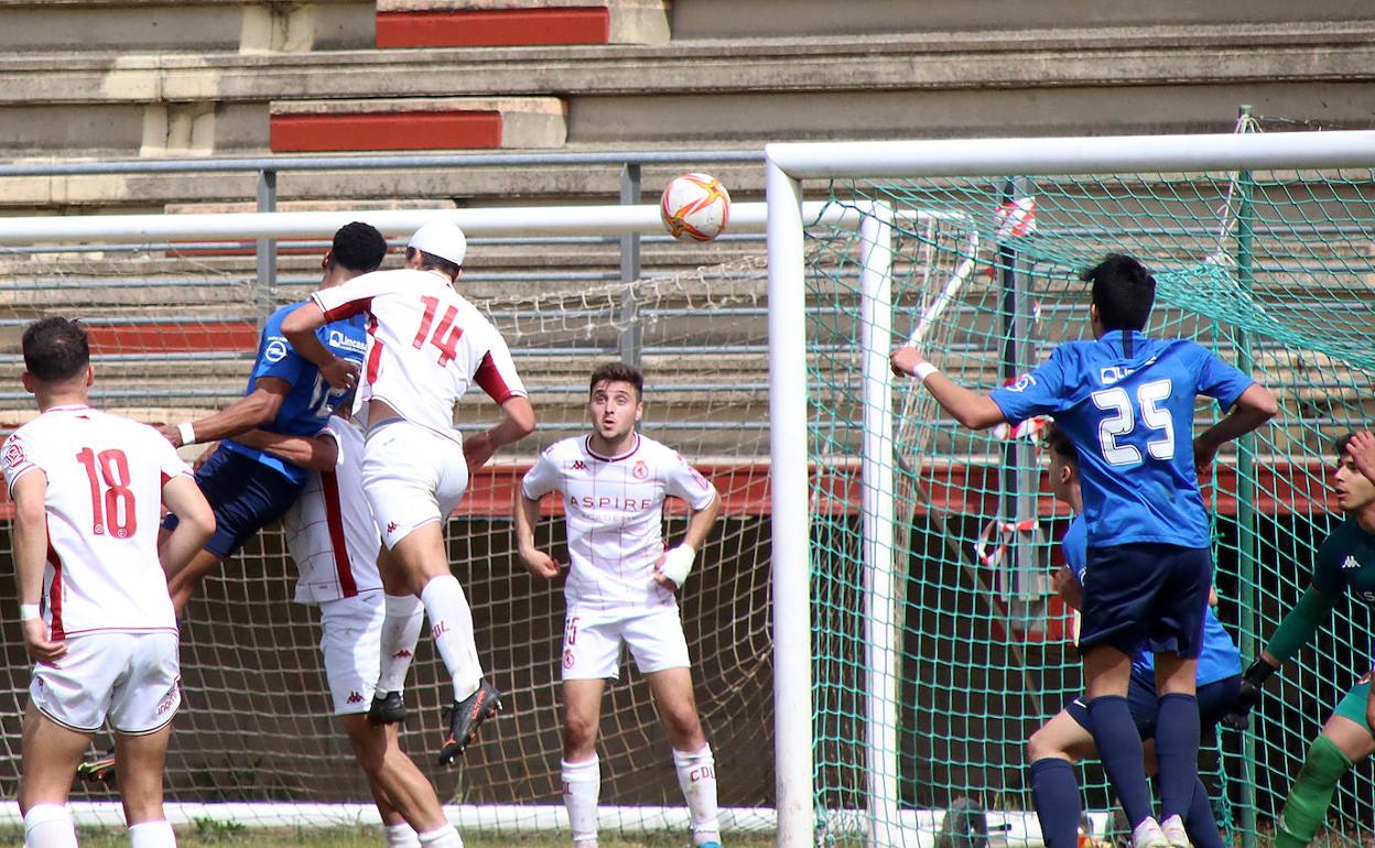 Un instante del partido disputado en el Área Deportiva de Puente Castro.