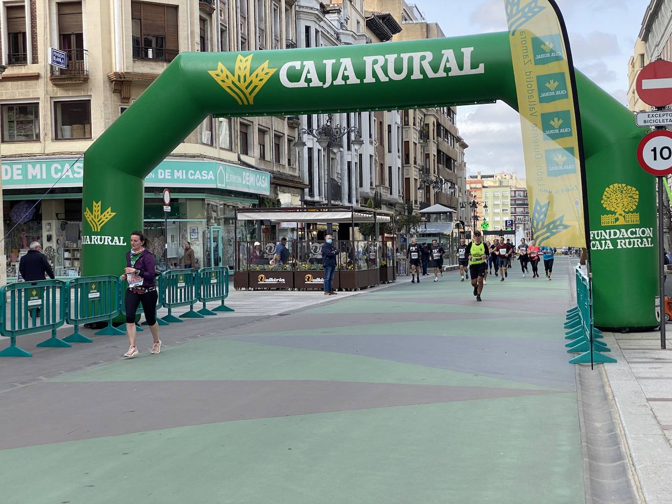 Fotos: La media maratón de León a su paso por Ordoño II (I)