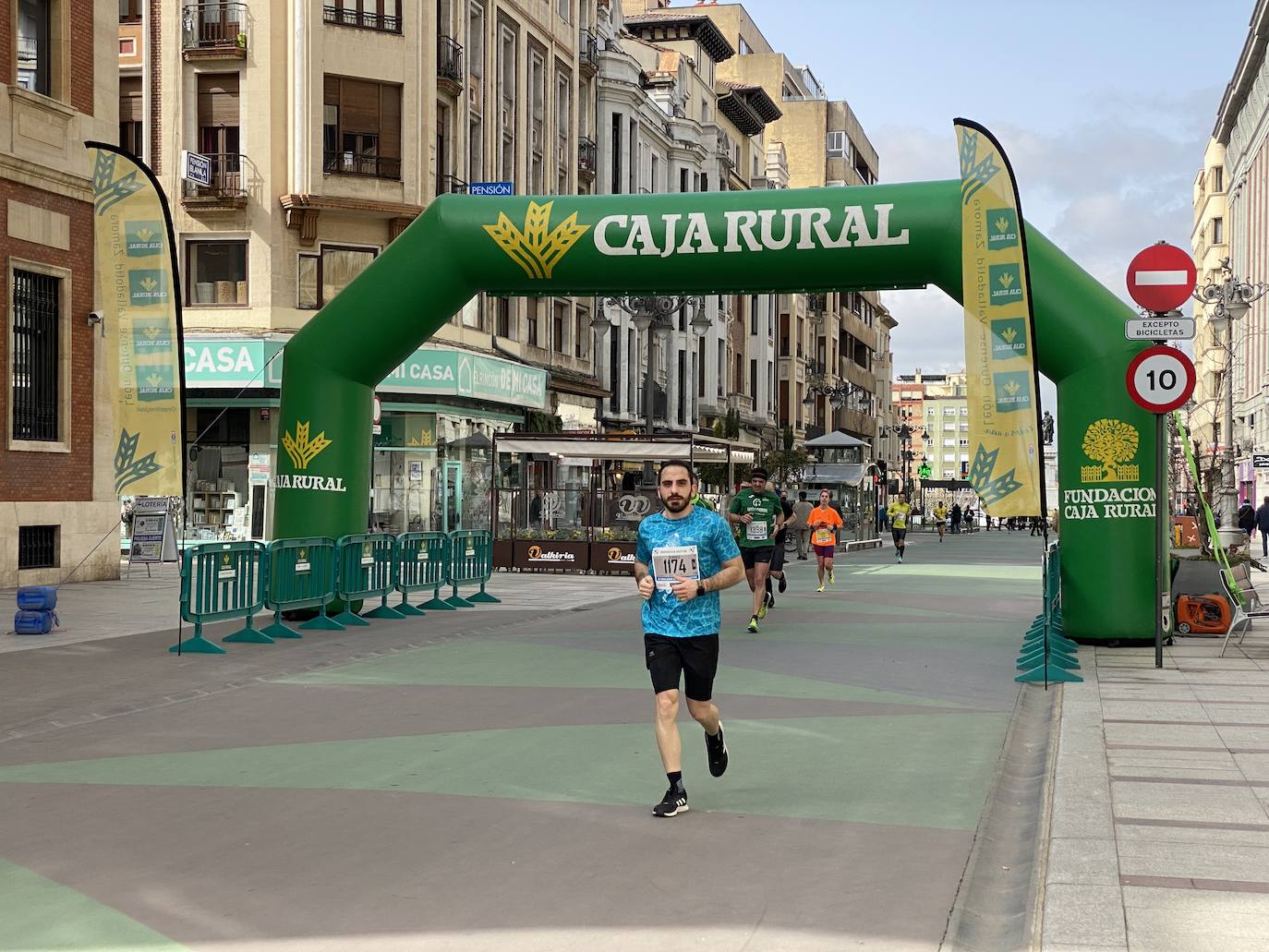 Fotos: La media maratón de León a su paso por Ordoño II (I)