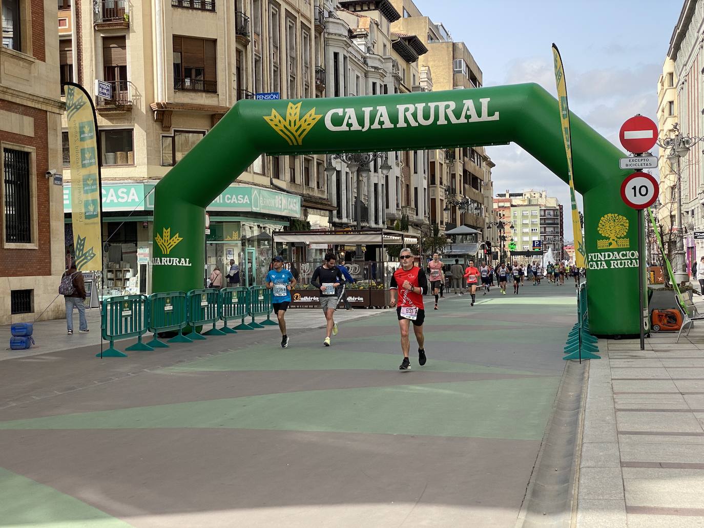 Fotos: La media maratón de León a su paso por Ordoño II (I)