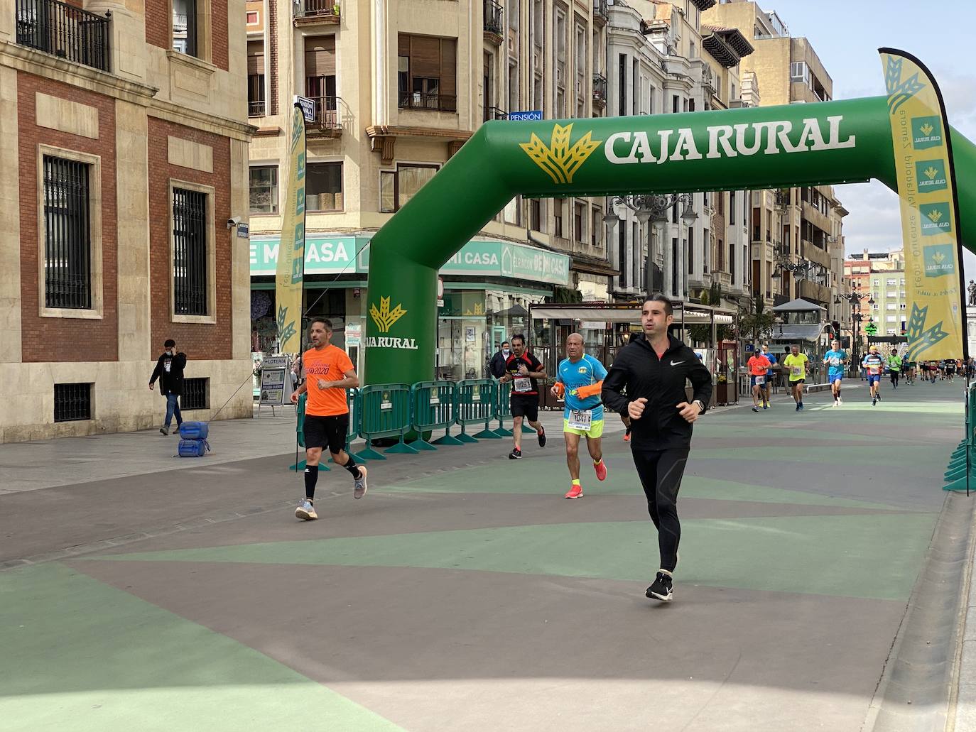 Fotos: La media maratón de León a su paso por Ordoño II (I)