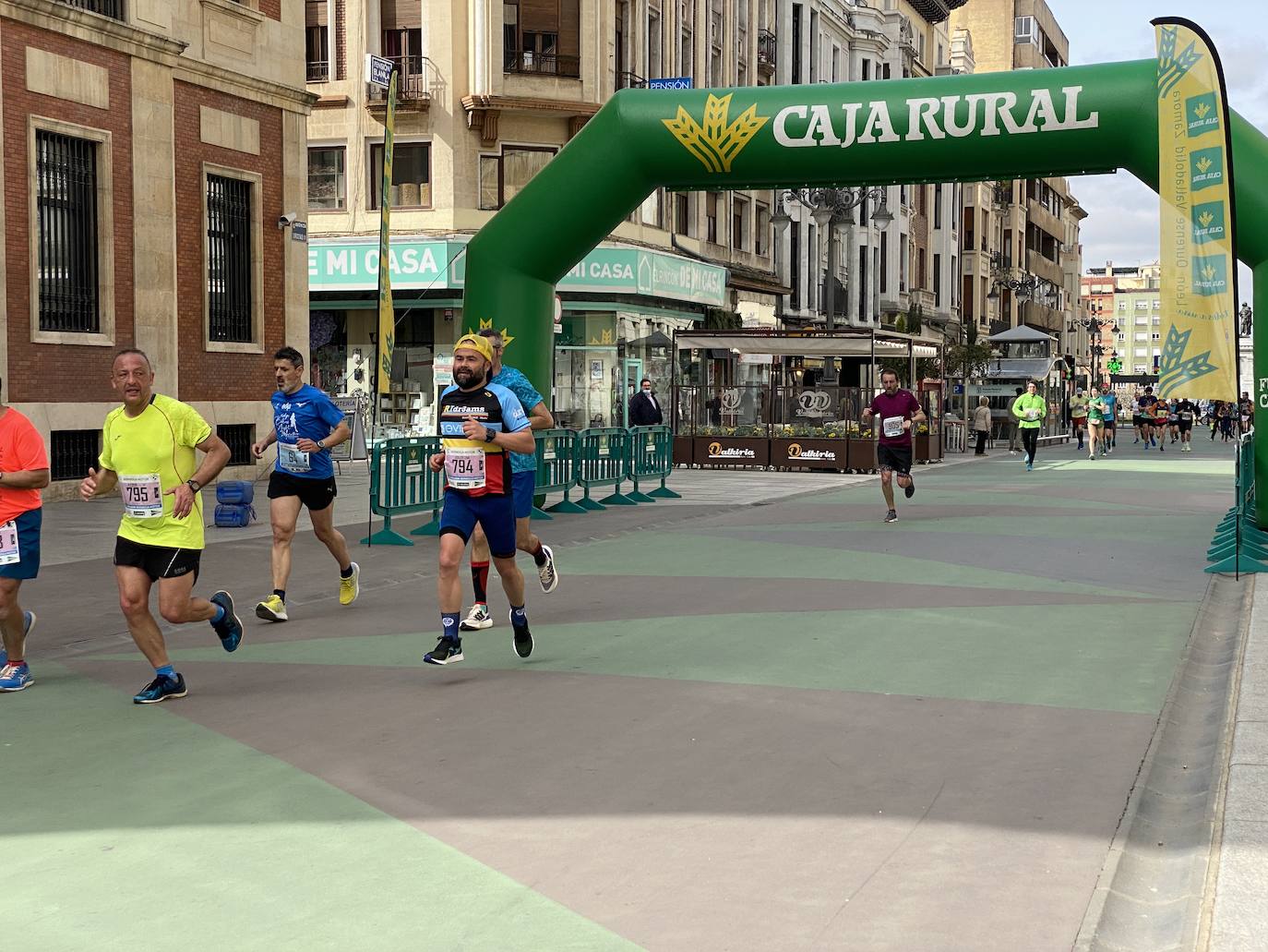 Fotos: La media maratón de León a su paso por Ordoño II (I)