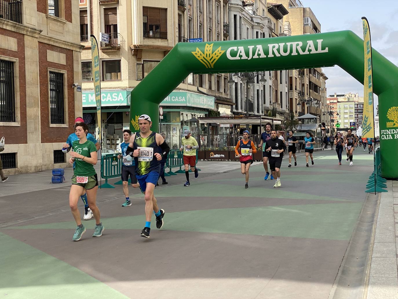 Fotos: La media maratón de León a su paso por Ordoño II (I)