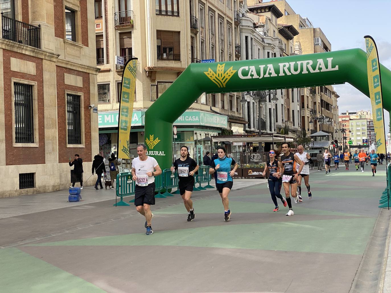 Fotos: La media maratón de León a su paso por Ordoño II (I)