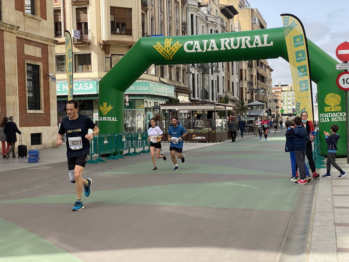 Fotos: La media maratón de León a su paso por Ordoño II (I)