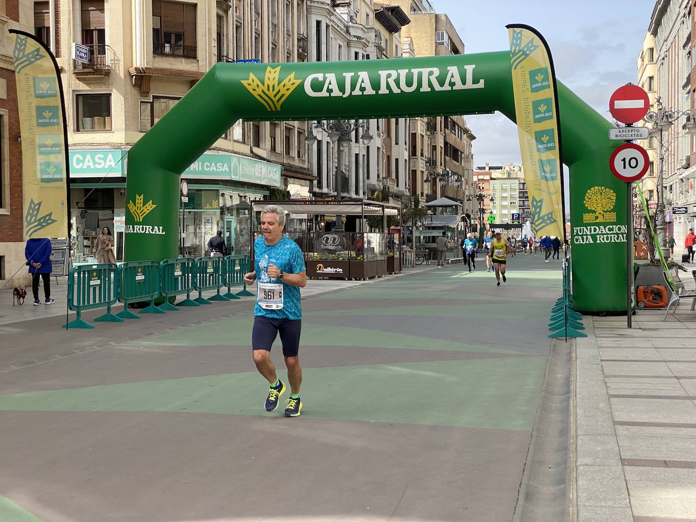 Fotos: La media maratón de León a su paso por Ordoño II (I)