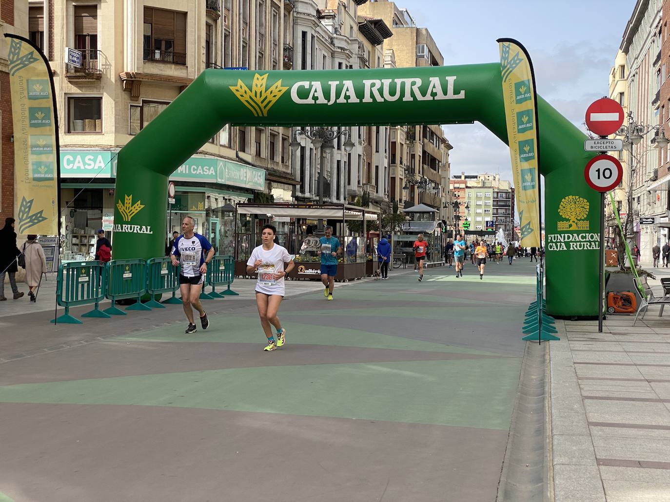 Fotos: La media maratón de León a su paso por Ordoño II (I)