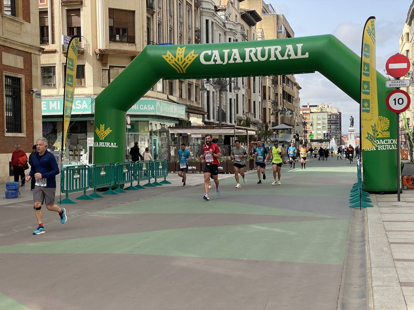 Fotos: La media maratón de León a su paso por Ordoño II (I)