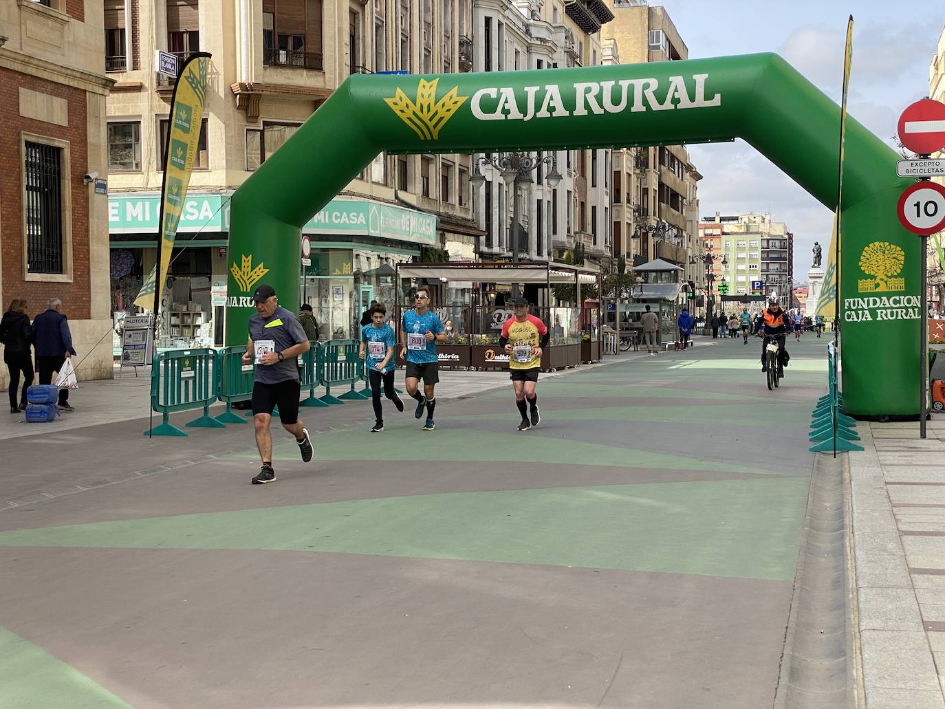 Fotos: La media maratón de León a su paso por Ordoño II (I)