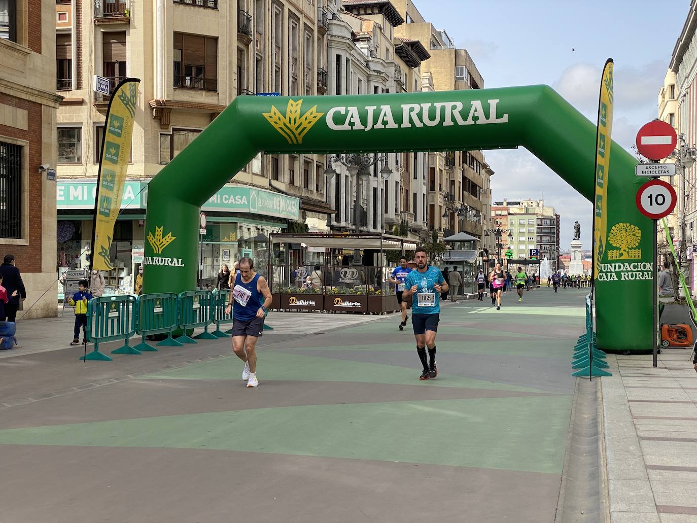 Fotos: La media maratón de León a su paso por Ordoño II (I)