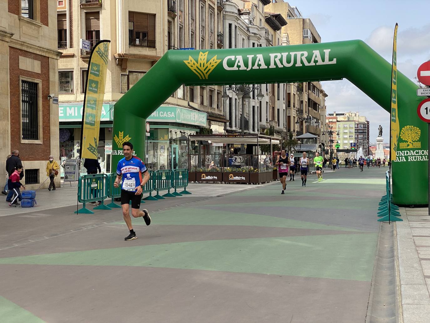 Fotos: La media maratón de León a su paso por Ordoño II (I)