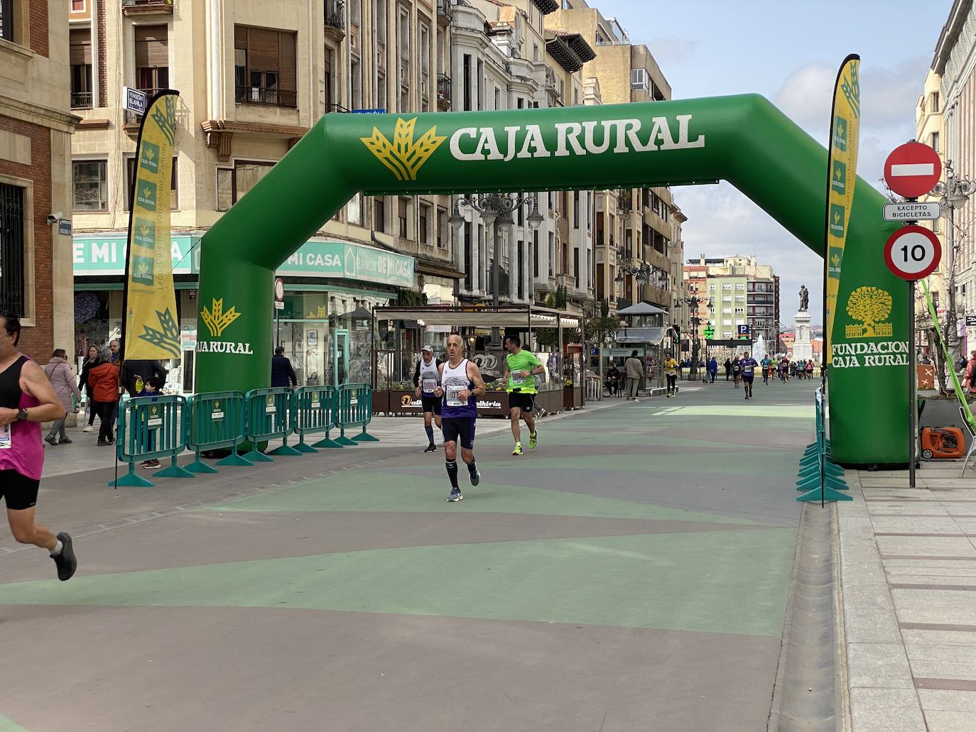 Fotos: La media maratón de León a su paso por Ordoño II (I)