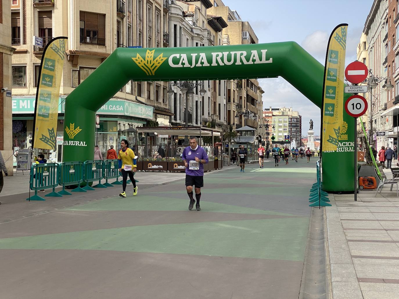 Fotos: La media maratón de León a su paso por Ordoño II (I)