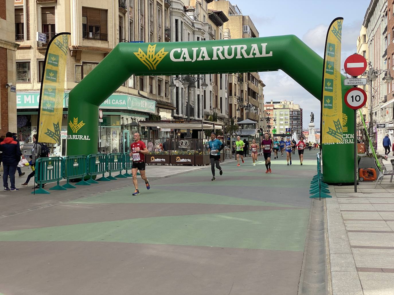 Fotos: La media maratón de León a su paso por Ordoño II (I)