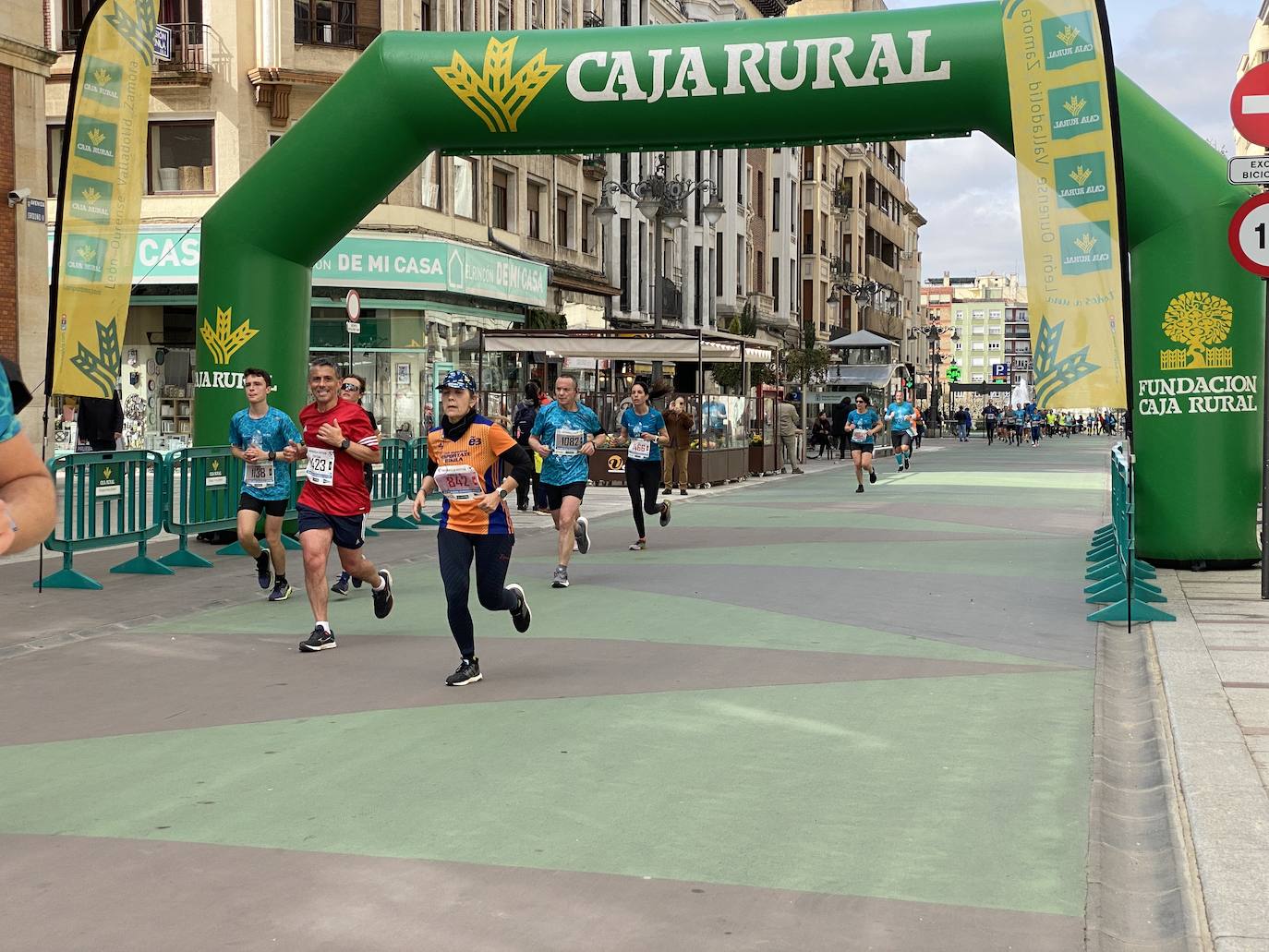 Fotos: La media maratón de León a su paso por Ordoño II (I)