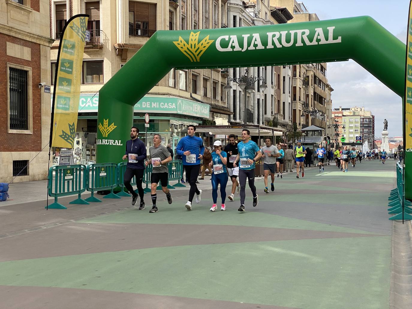 Fotos: La media maratón de León a su paso por Ordoño II (I)