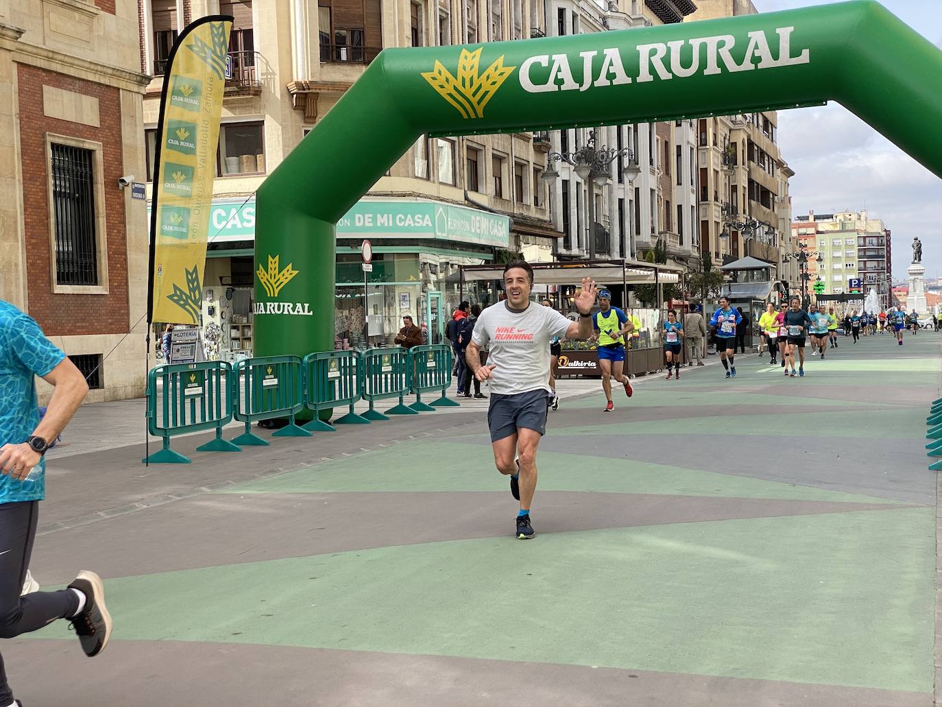 Fotos: La media maratón de León a su paso por Ordoño II (I)