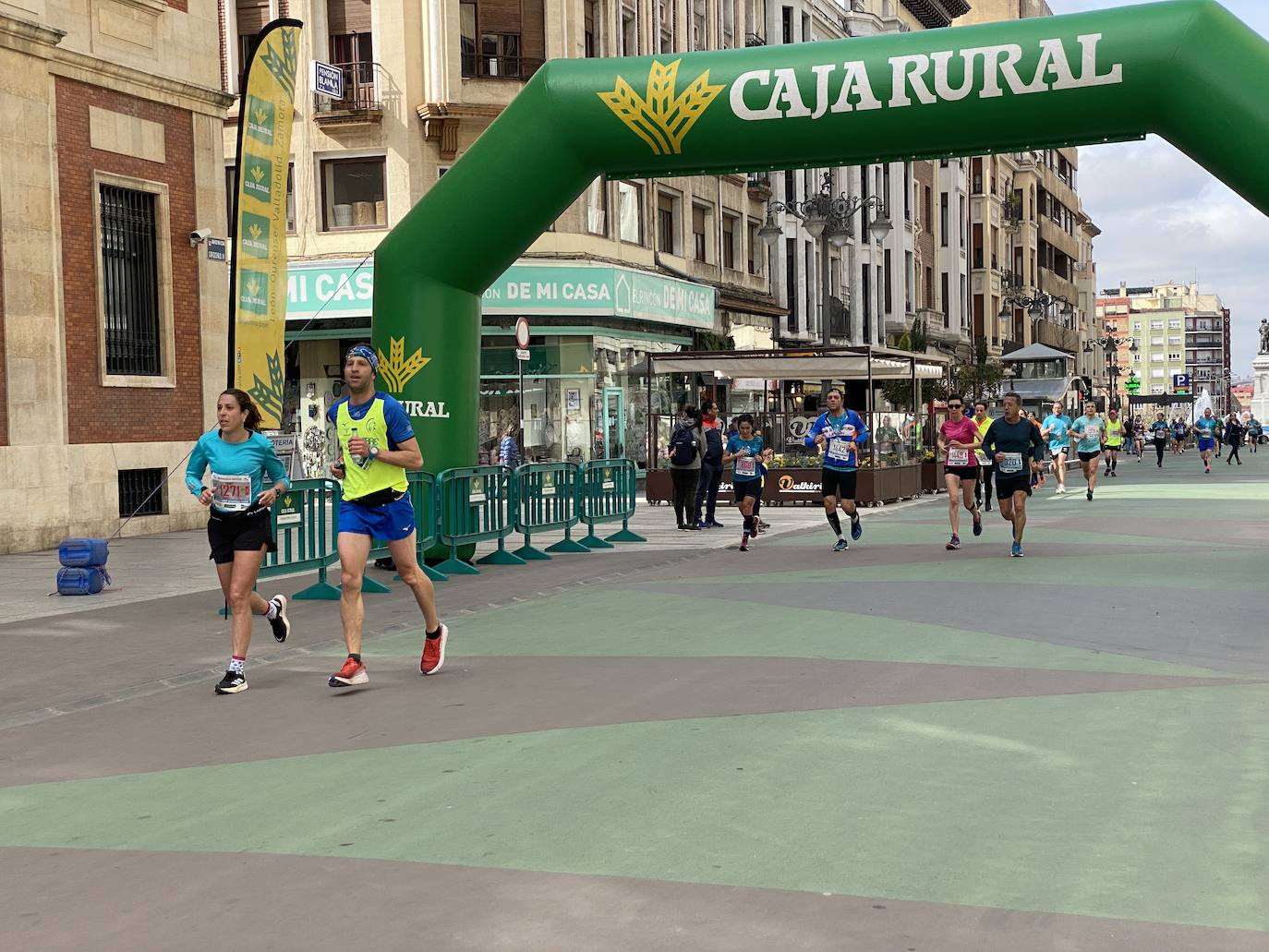 Fotos: La media maratón de León a su paso por Ordoño II (I)