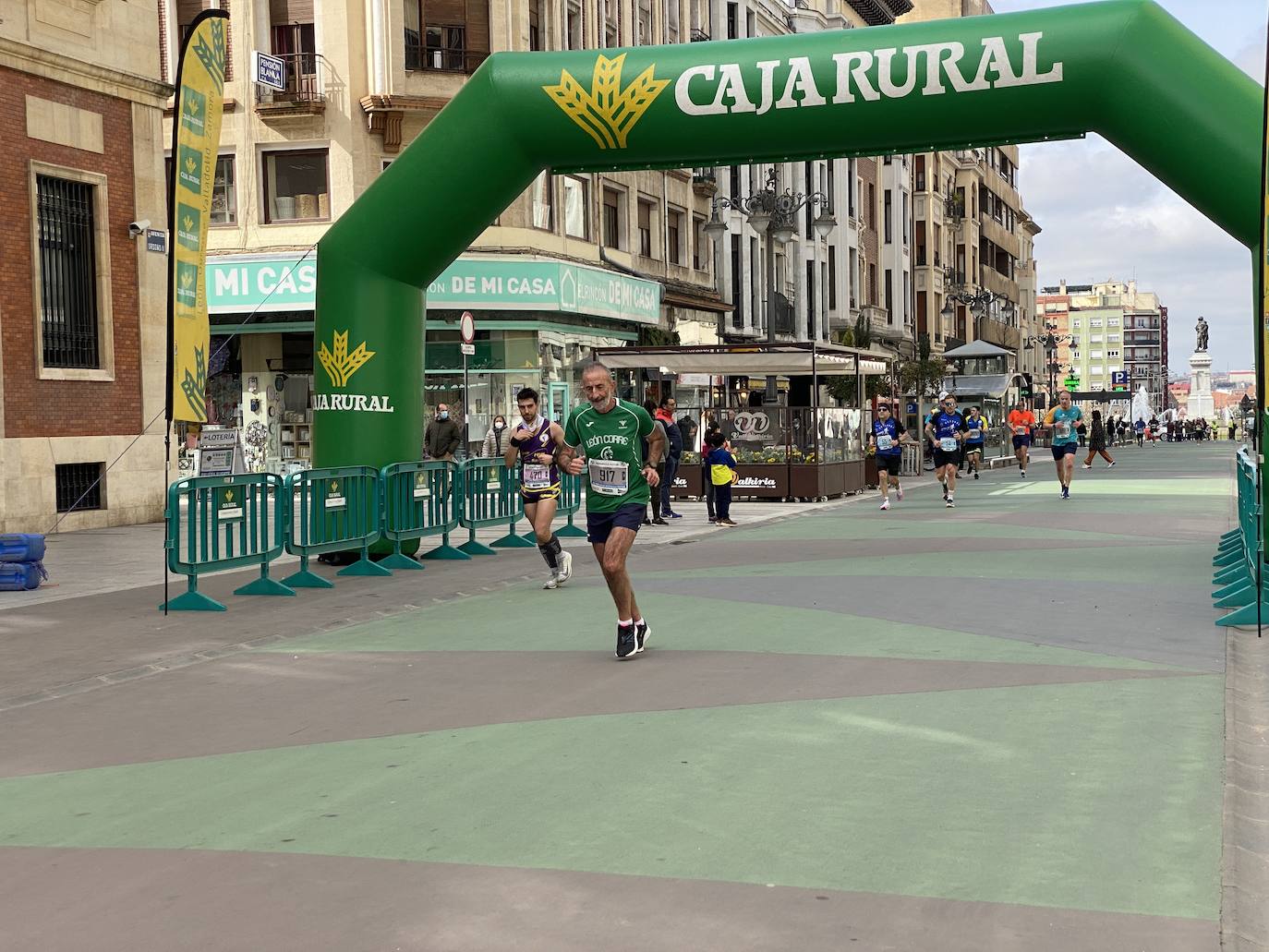 Fotos: La media maratón de León a su paso por Ordoño II (I)