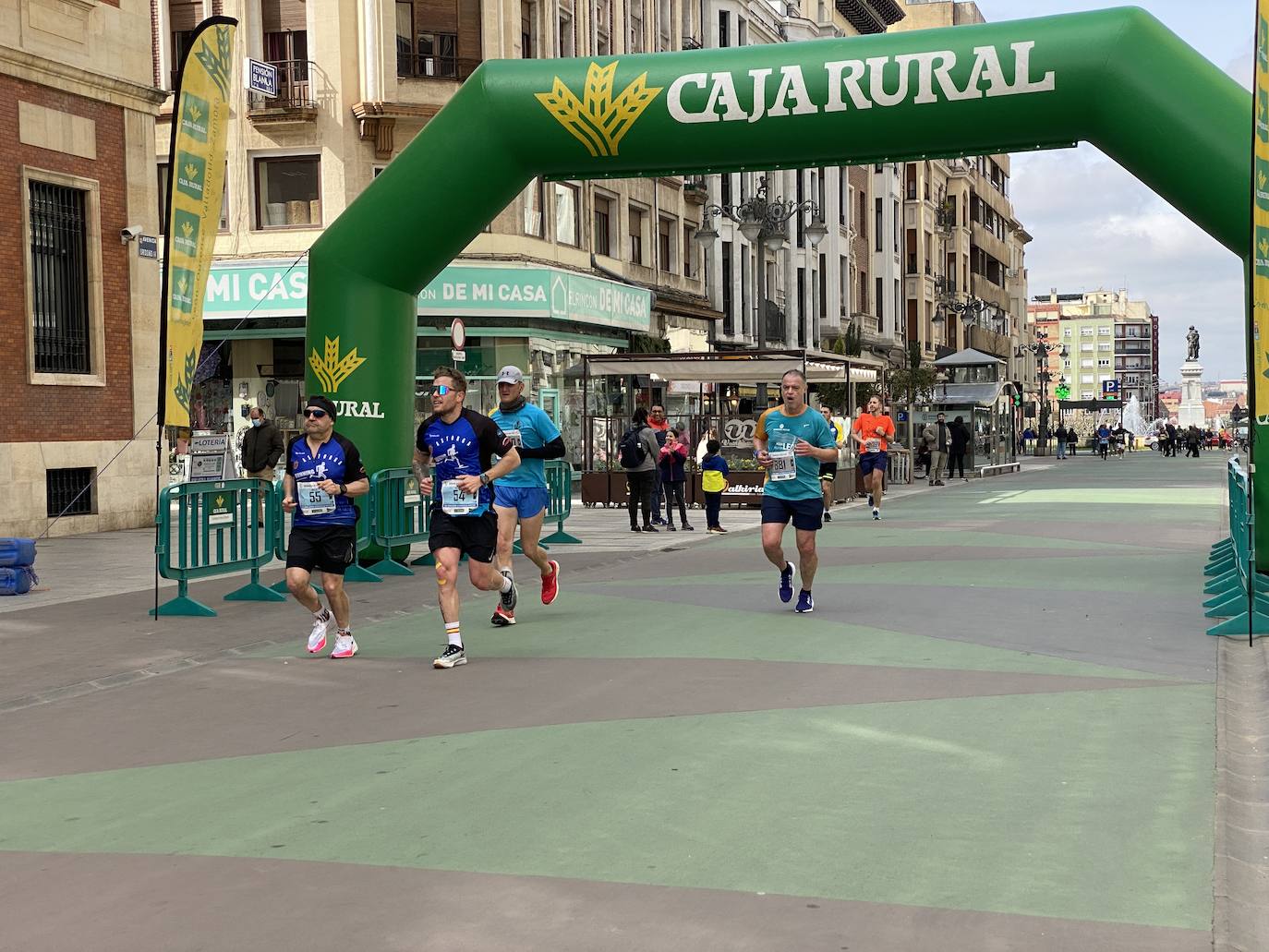 Fotos: La media maratón de León a su paso por Ordoño II (I)