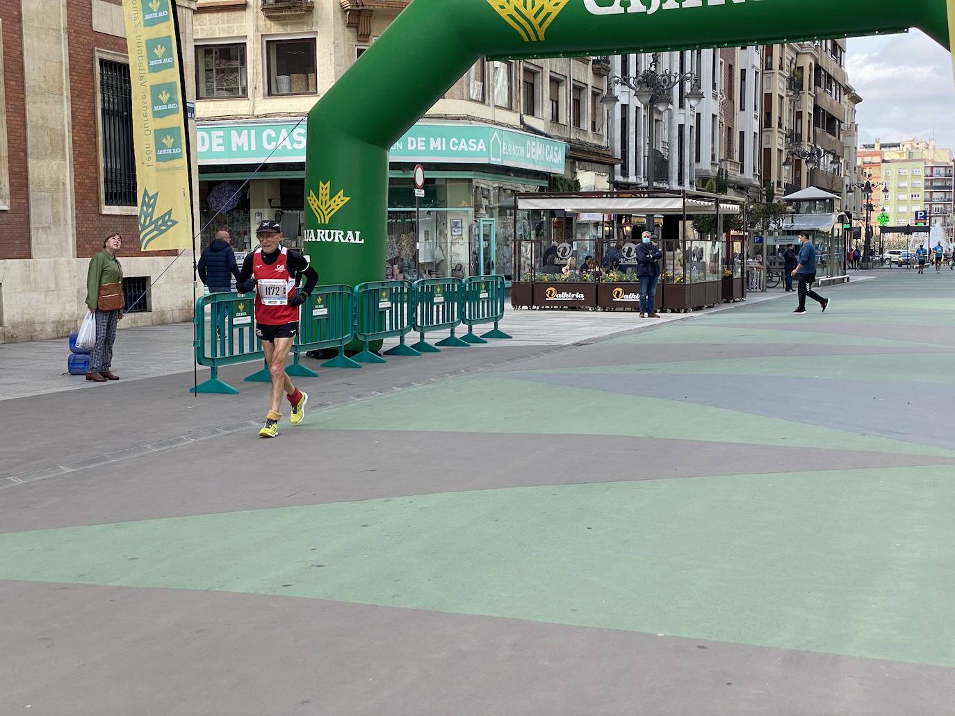 Fotos: La media maratón de León a su paso por Ordoño II (I)