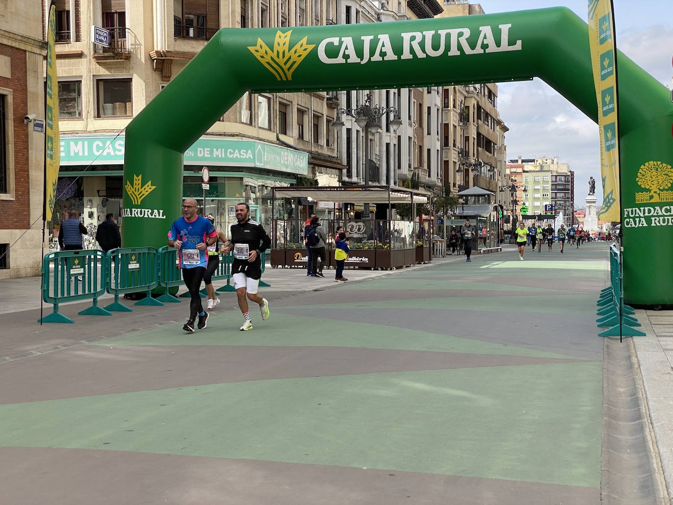 Fotos: La media maratón de León a su paso por Ordoño II (I)