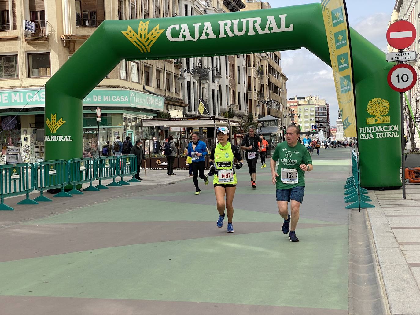 Fotos: La media maratón de León a su paso por Ordoño II (I)