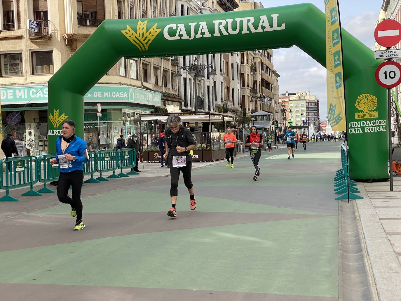 Fotos: La media maratón de León a su paso por Ordoño II (I)