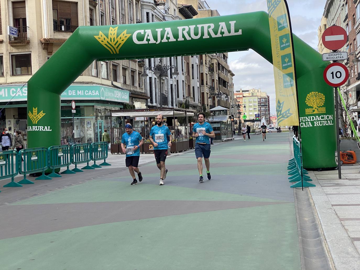 Fotos: La media maratón de León a su paso por Ordoño II (I)