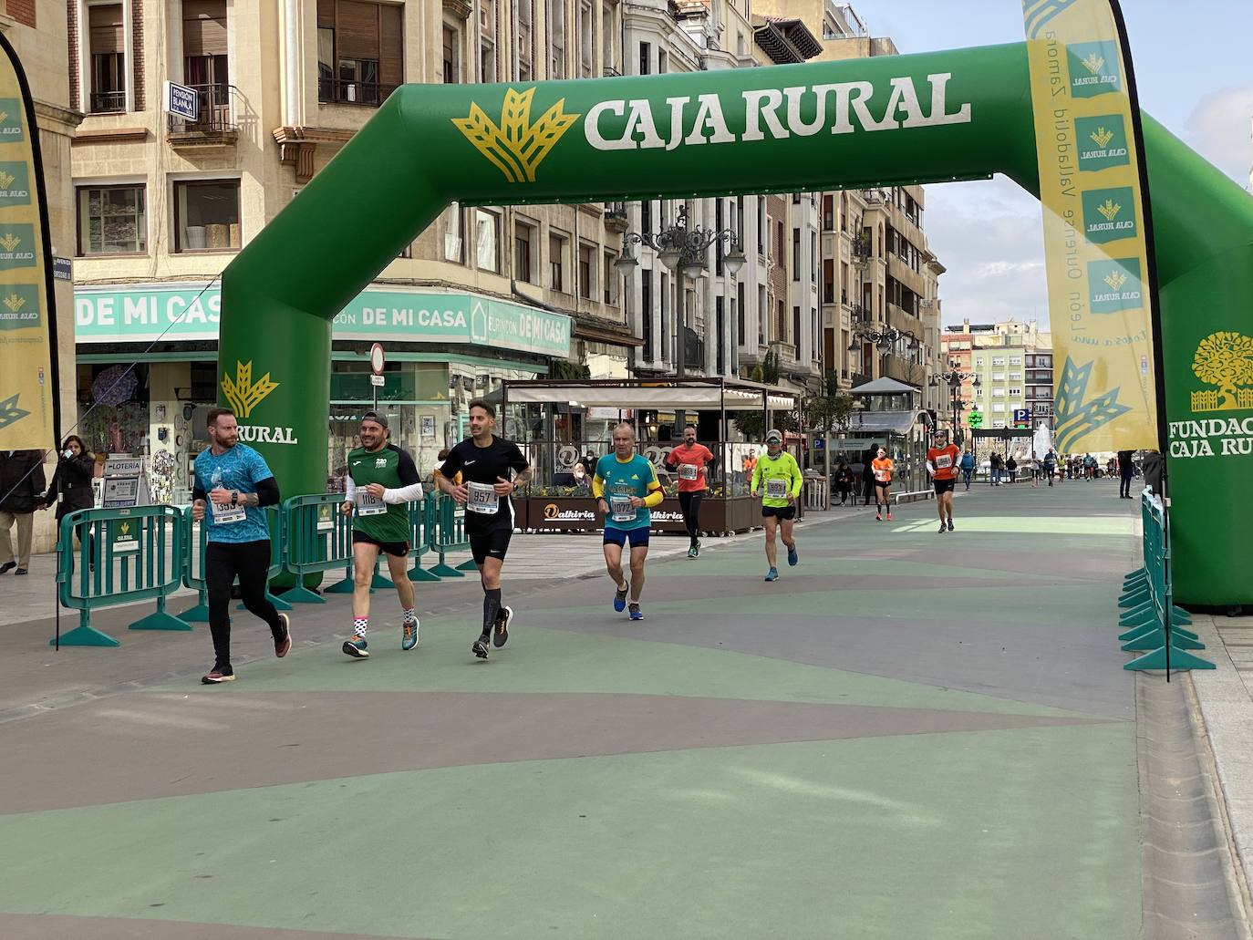 Fotos: La media maratón de León a su paso por Ordoño II (I)