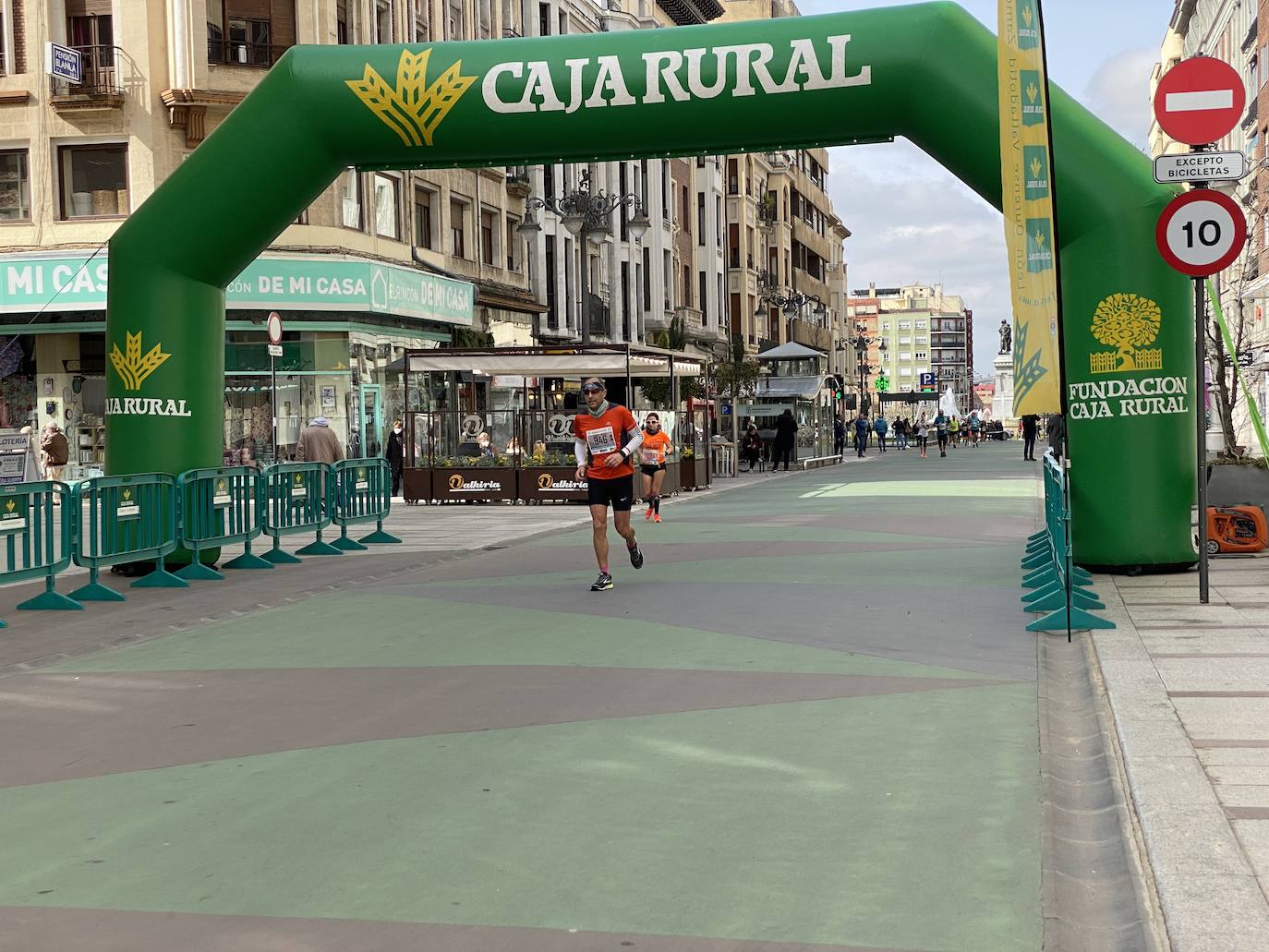 Fotos: La media maratón de León a su paso por Ordoño II (I)