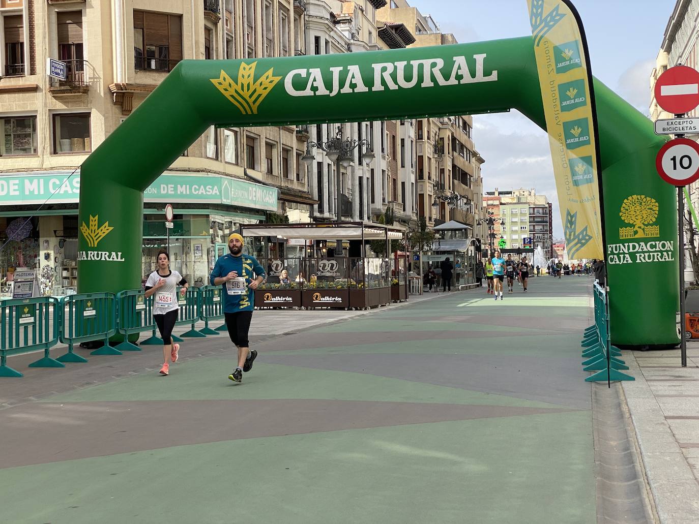 Fotos: La media maratón de León a su paso por Ordoño II (I)