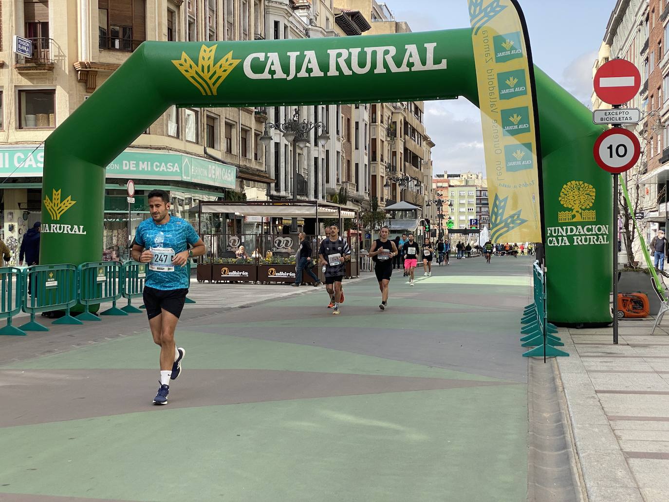 Fotos: La media maratón de León a su paso por Ordoño II (I)