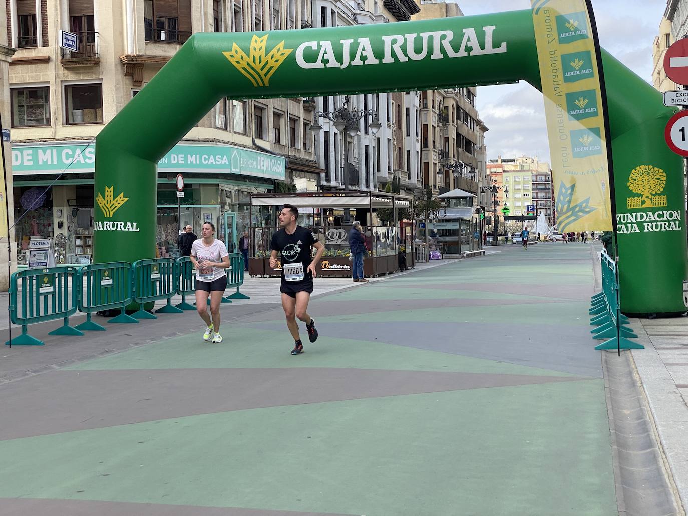 Fotos: La media maratón de León a su paso por Ordoño II (I)