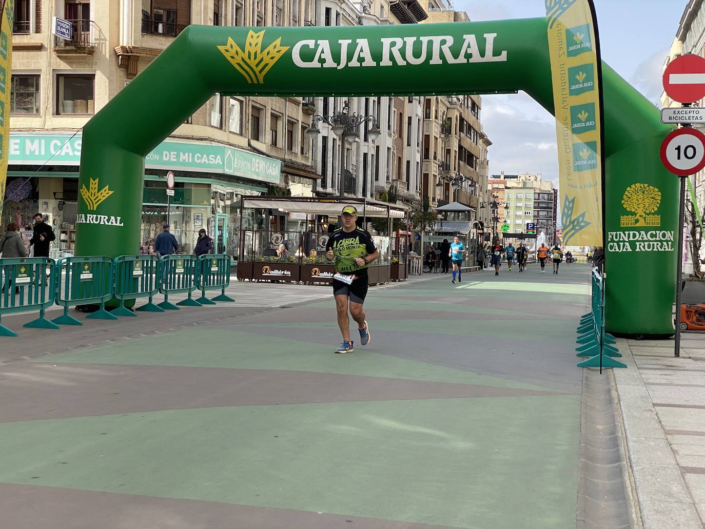 Fotos: La media maratón de León a su paso por Ordoño II (I)