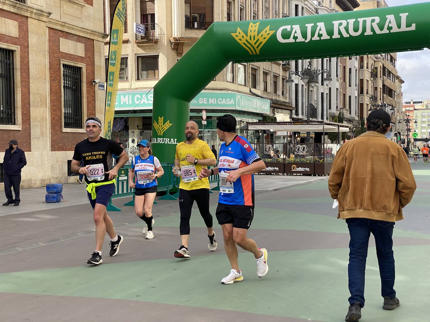 Fotos: La media maratón de León a su paso por Ordoño II (I)