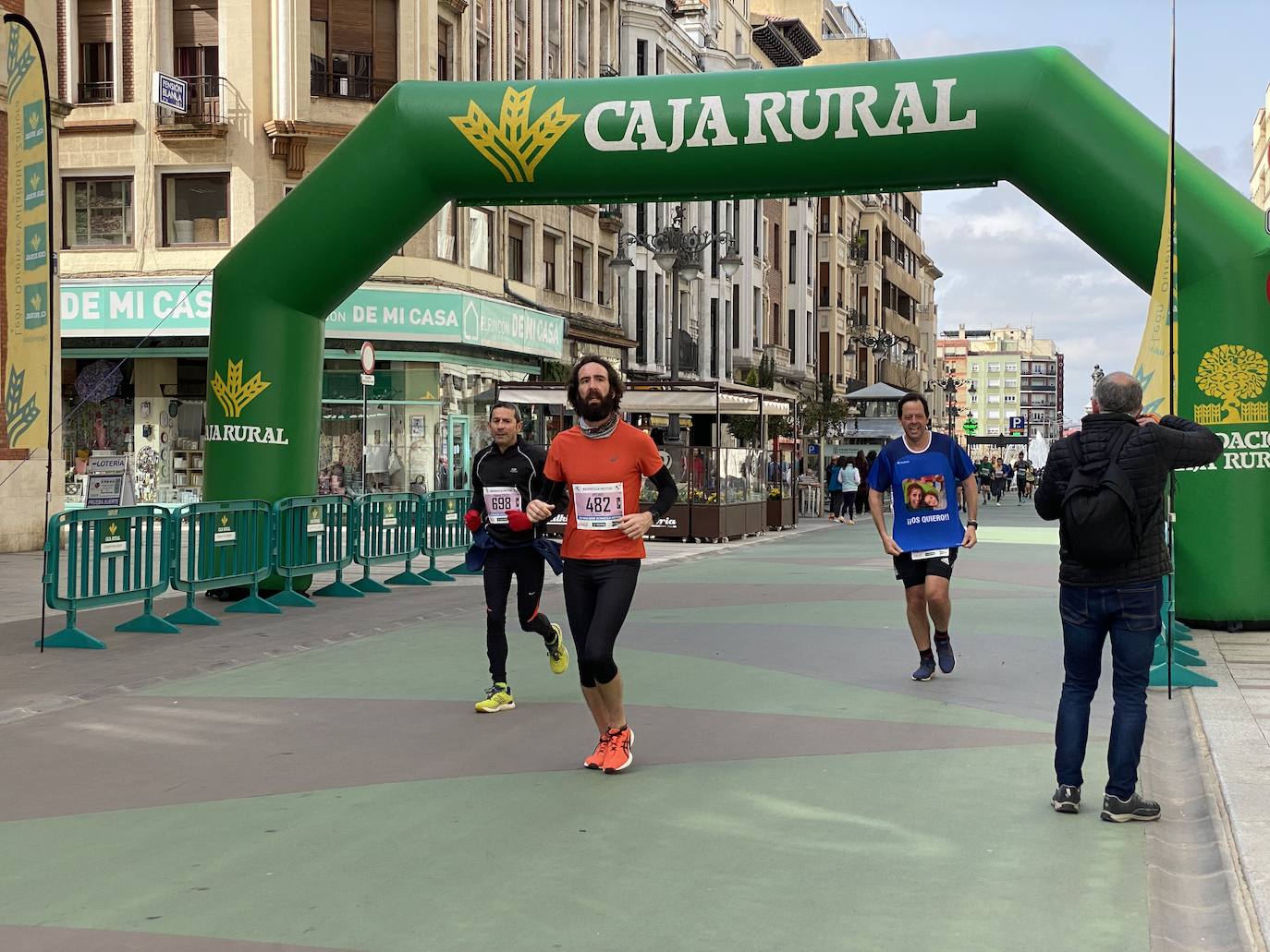 Fotos: La media maratón de León a su paso por Ordoño II (I)