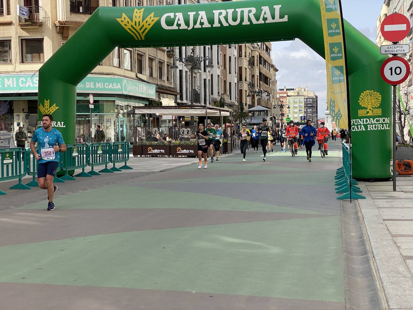 Fotos: La media maratón de León a su paso por Ordoño II (I)