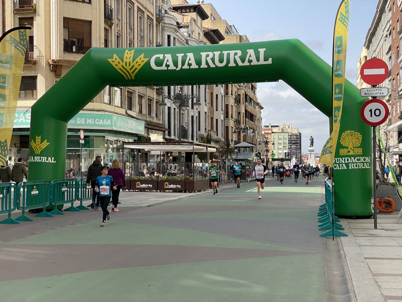 Fotos: La media maratón de León a su paso por Ordoño II (I)