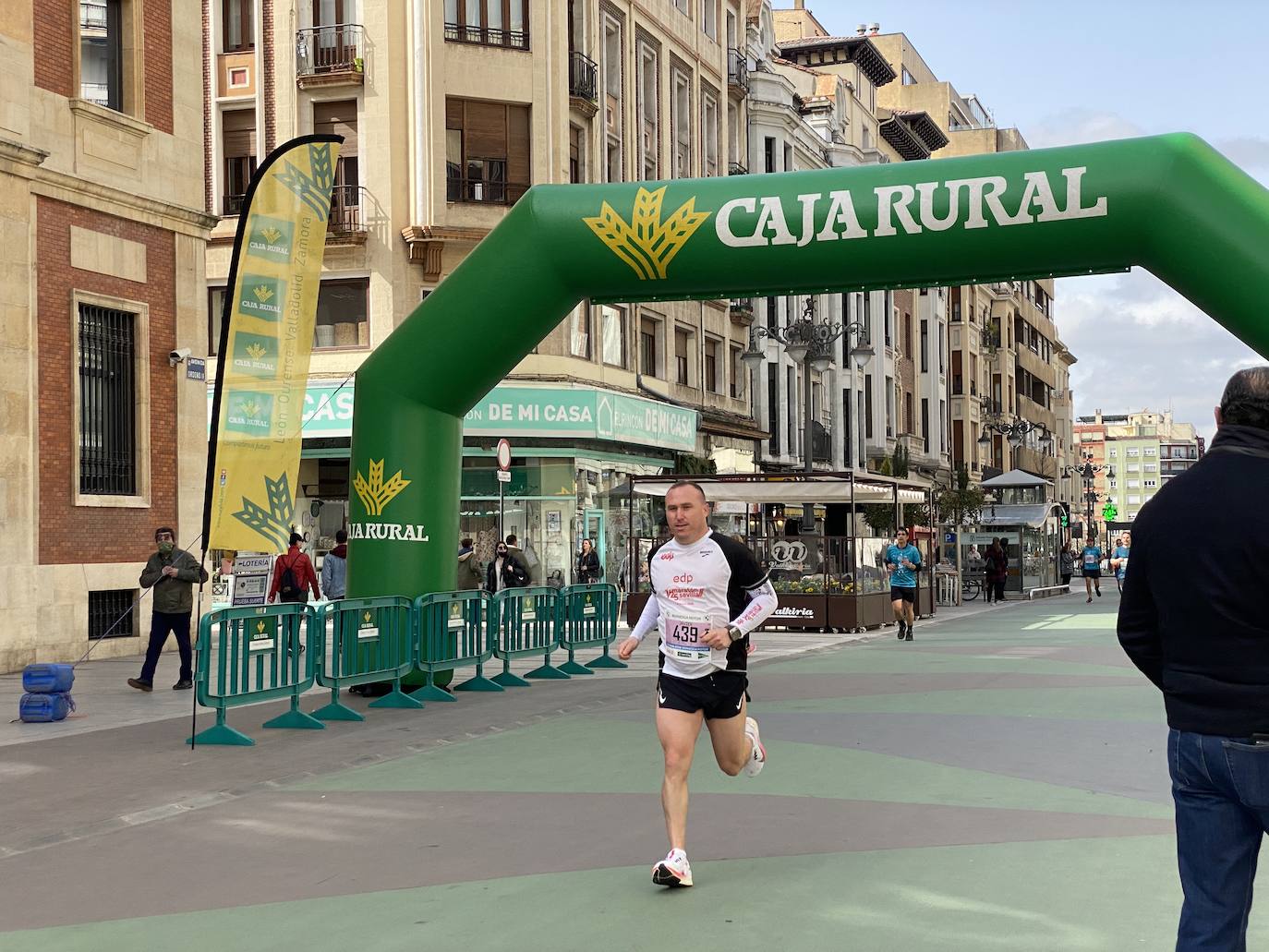 Fotos: La media maratón de León a su paso por Ordoño II (I)