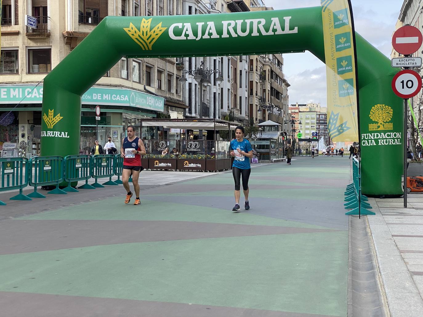 Fotos: La media maratón de León a su paso por Ordoño II (I)