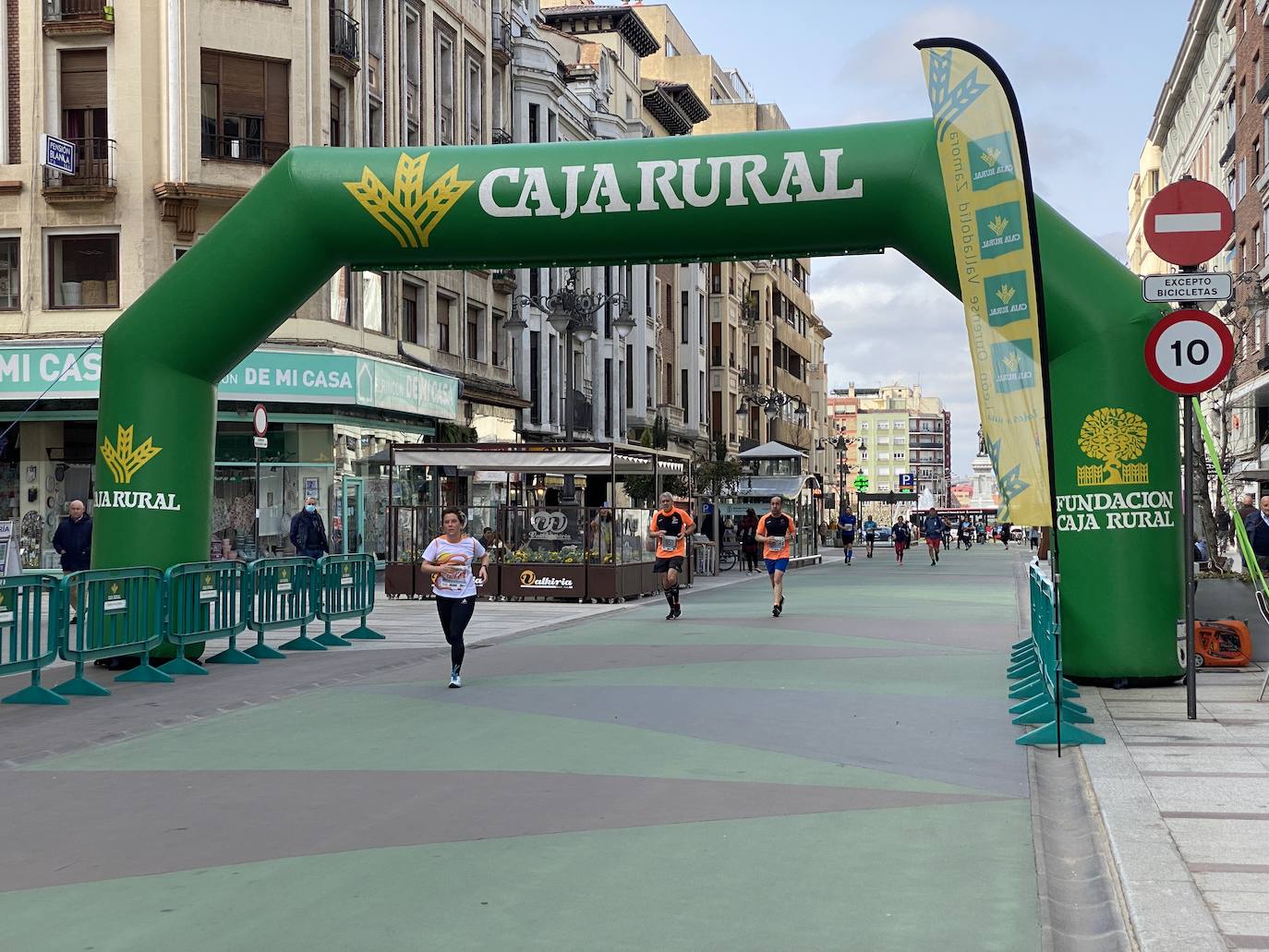 Fotos: La media maratón de León a su paso por Ordoño II (I)