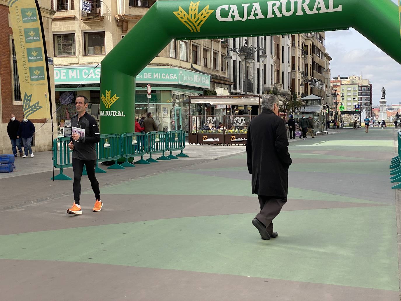 Fotos: La media maratón de León a su paso por Ordoño II (I)