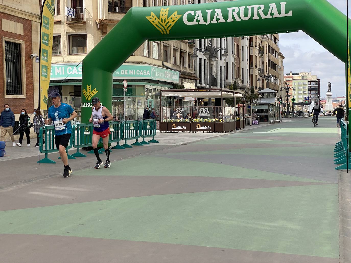 Fotos: La media maratón de León a su paso por Ordoño II (I)