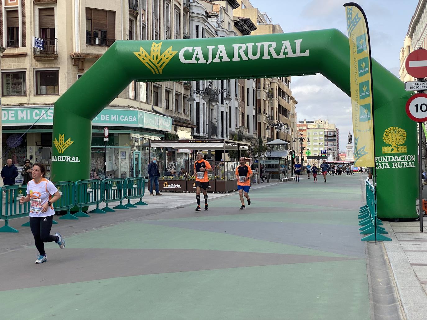 Fotos: La media maratón de León a su paso por Ordoño II (I)