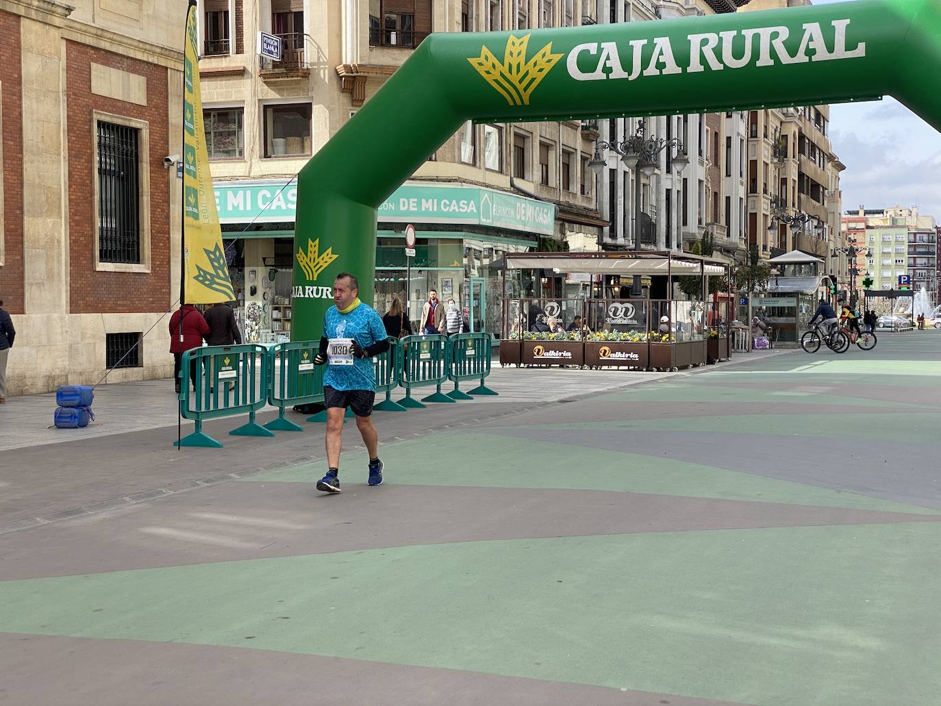 Fotos: La media maratón de León a su paso por Ordoño II (I)