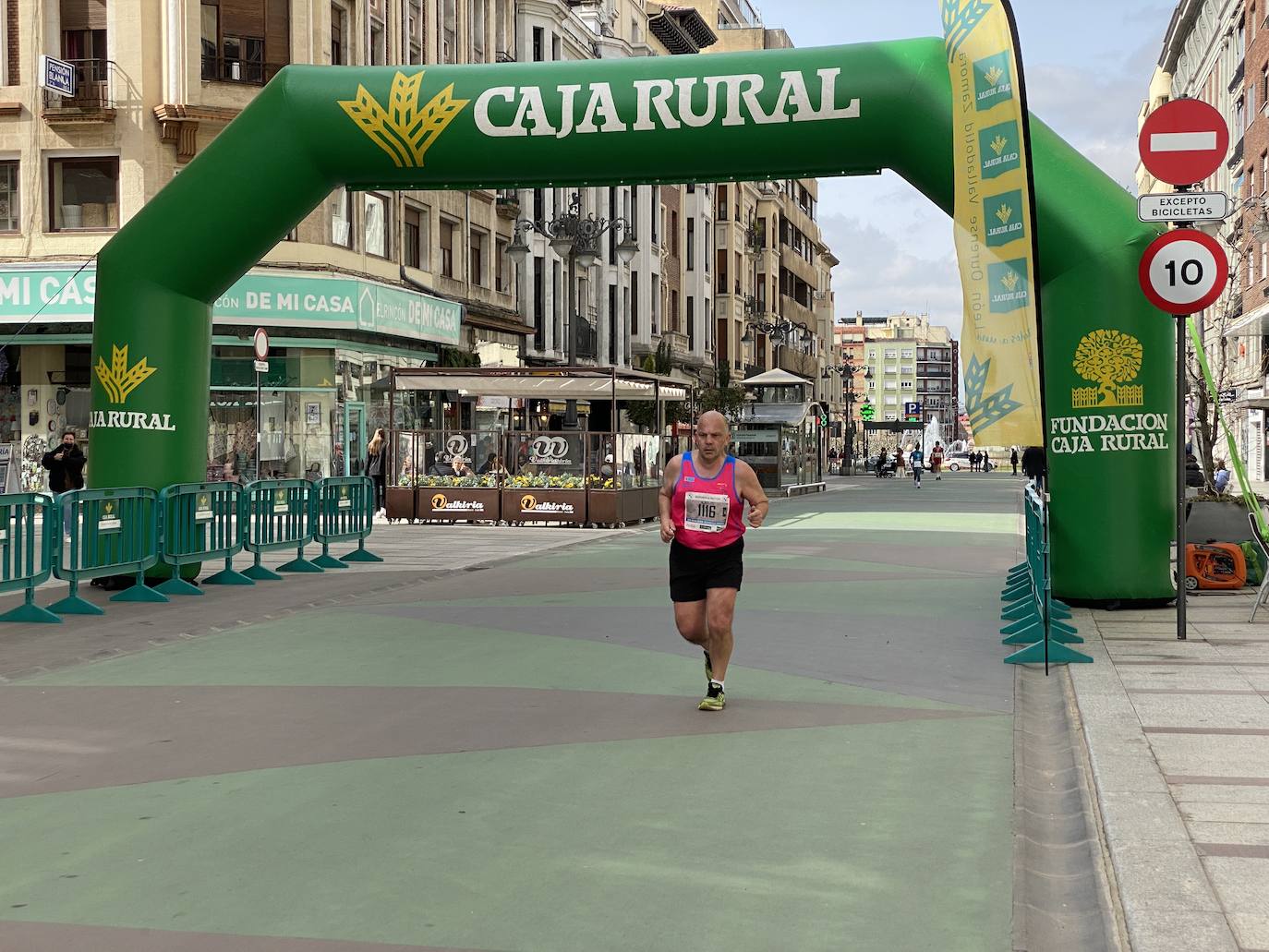 Fotos: La media maratón de León a su paso por Ordoño II (I)