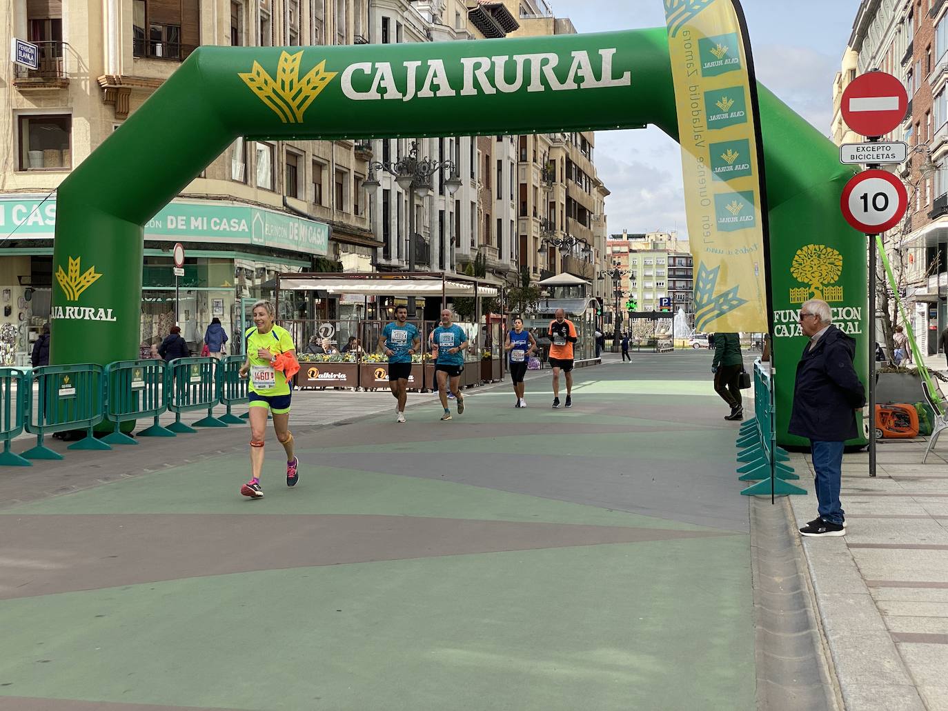 Fotos: La media maratón de León a su paso por Ordoño II (I)