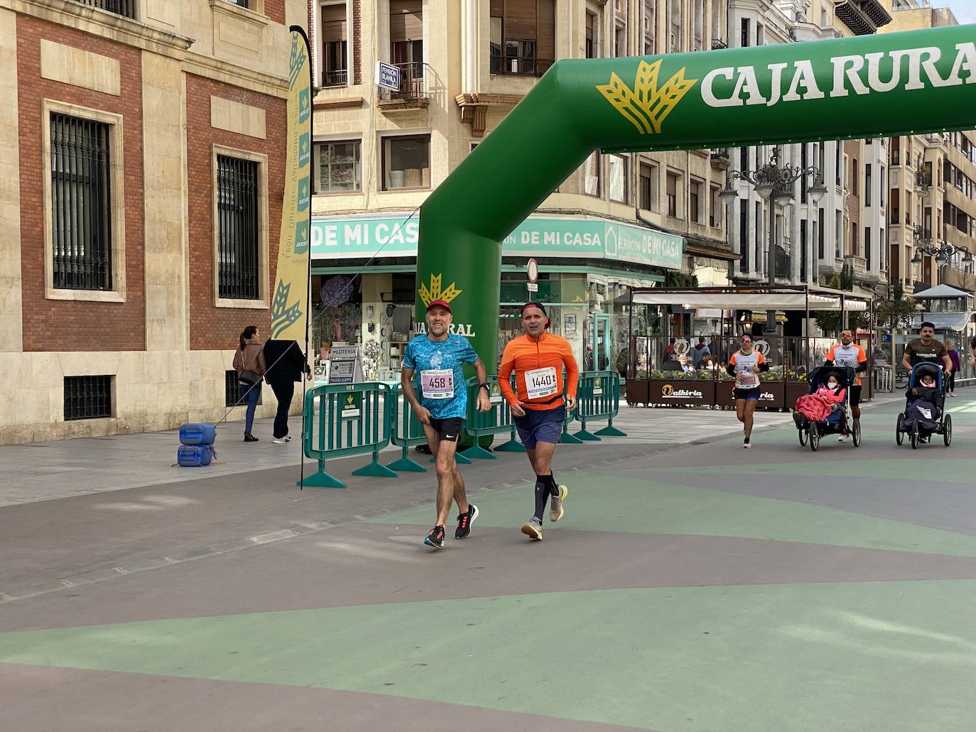 Fotos: La media maratón de León a su paso por Ordoño II (I)