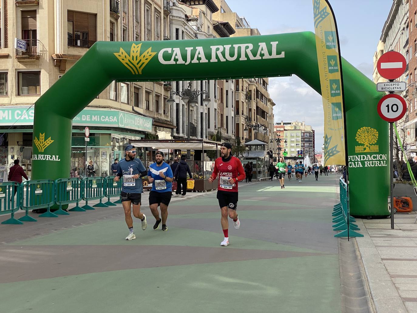 Fotos: La media maratón de León a su paso por Ordoño II (I)